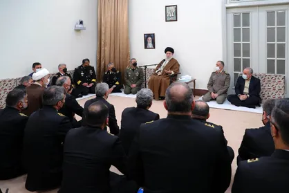 رهبرانقلاب: توان نیروی دریایی در آب&zwnj;های بین&zwnj;المللی باید ارتقاء یابد / استفاده از ظرفیت&zwnj;های عظیم دریا به فرهنگ عمومی تبدیل شود