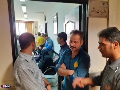 کارکنان دانشگاه آزاد پرند در مقابل دفتر ریاست دانشگاه تجمع کردند+ عکس
