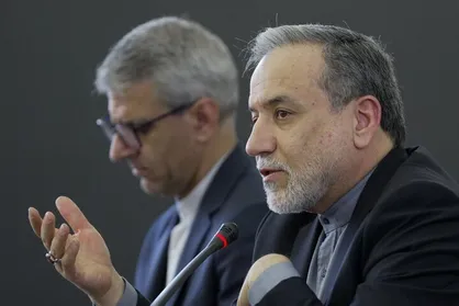 عراقچی: ایران با افتخار و شجاعت به اِعمال حق دفاع از خود ادامه خواهد داد
