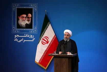سنت شکنی روحانی به سبک ۱۶ آذر/ پناه به خدا ببرید از بازکردن دهان منتقدان!