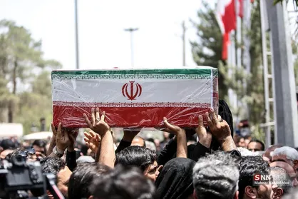 حضور پرشور مردم در مراسم تشییع پیکر شهدای مردمی و مدافع امنیت در حوادث تروریستی اخیر مقابل دانشگاه تهران + فیلم