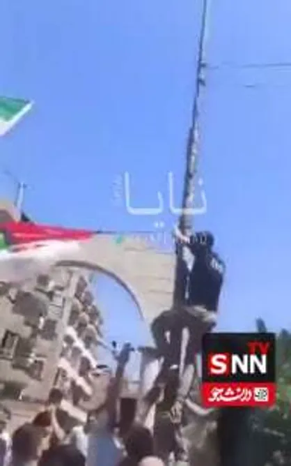 پایین کشیدن پرچم حکومت جولانی توسط دروزها در حومه دمشق / &nbsp;ارتش رژیم صهیونیستی آماده نبردهای چند روزه در سوریه + فیلم