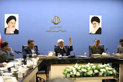 عارف: نیروگاه&zwnj;های خانگی یکی از راه&zwnj;حل&zwnj;های رفع مشکل ناترازی انرژی است/هنوز یخچال ۲۵ ساله با راندمان پایین استفاده می&zwnj;شود