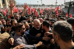 اقامه نماز بر پیکر رهبر شهید انقلاب در مصلی تهران (۲)