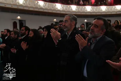 &laquo;ایرانیان&raquo; با استقبال مخاطبان در تالار وحدت روی صحنه رفت + فیلم