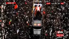 پیکر رهبر شهید بر روی امواج خروشان جمعیت زائران و دلدادگان در نجف اشرف + فیلم