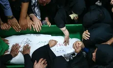 وداع خانواده شهید «محمد جعفری» با پیکر فرزندشان
