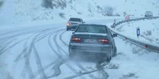 انسداد ۹ جاده به دلیل بارش برف و سیلاب/ کندوان فردا یک‌طرفه می‌شود