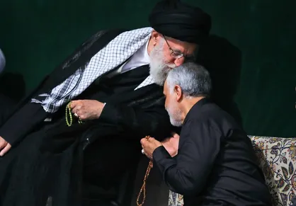 ماجرای گزارشی که رهبر شهید انقلاب برای ثبت عظمت کارهای شهید سلیمانی، آن را نزد خود نگه داشتند + فیلم