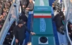 قابی از نمای نزدیک پیکر رهبر شهید انقلاب و خانواده ایشان