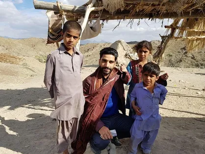 روستای کپرنشینی که پای هیچ مسئول دولتی به آن باز نشده است/ دانشجویان جهادگر بسیجی به یاری مردم روستای شاپک شتافتند