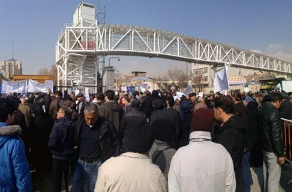 تجمع جمعی از سپرده گذاران تعاونی ولیعصر (عج) مقابل مجلس