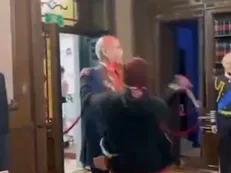 اقدام شهروند مکزیکی علیه مجسمه نتانیاهو در اعتراض به جنایت صهیونیست‌ها در غزه