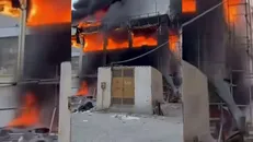 اعزام نیروهای آتش‌نشانی قشم و بندرعباس برای مهار آتش‌سوزی در مجتمع تجاری اطلس درگهان+فیلم