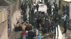 حمله وحشیانه زندانبانان صهیونیست به ده‌ها اسیر فلسطینی + فیلم