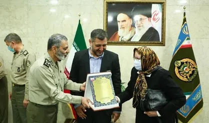 اهدای نشان فداکاری ارتش به ٧ خانواده شهید و ایثارگر ارتش
