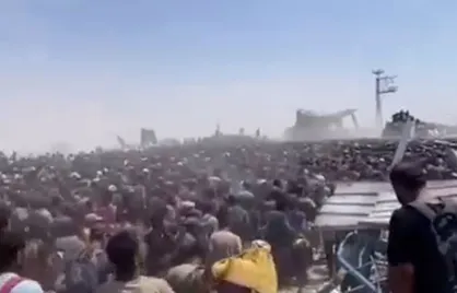 تصاویری آخرالزمانی از موج سیل&zwnj;آسای مردم فلسطین برای دریافت کمک&zwnj;ها در شهر خان&zwnj;یونس