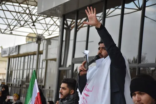 تجمع دانشجویان کرمانشاهی در فرودگاه شهید اشرفی