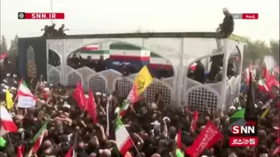 متبرک کردن پارچه و چفیه با تابوت پیکر رهبر شهید و خانواده ایشان در قم