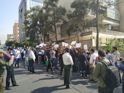 جمعی از دانشجویان و طلاب مقابل سفارت هند تجمع کردند