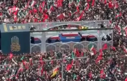 جمعیت متراکم مردم در کنار ماشین حمل پیکر رهبر شهید انقلاب / پرچم&zwnj;های سرخ، رنگ خونخواهی بر بوم جمعیت پاشیده است