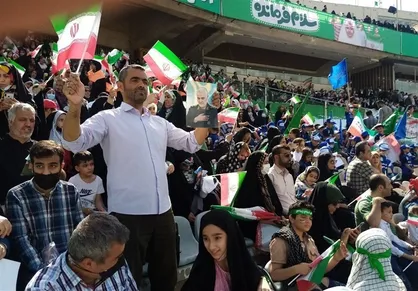 نکاحی: اتوبوسرانی با تمام ظرفیت پایِ کار &laquo;سلام فرمانده&raquo; آمد