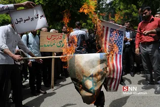 
تجمع دانشجویان دانشگاه علم و صنعت در اعتراض به خروج آمریکا از برجام

