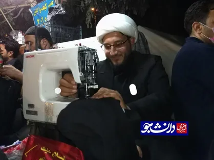 روحانی جوان کیف و کفش زوار اربعین را مرمت می&zwnj;کند +عکس