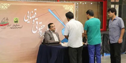 کارشناسان قضایی پاسخگوی سؤالات حقوقی شهروندان در مترو هستند