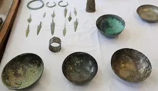 کشف ۱۹۰ قطعه اشیاء عتیقه مربوط به عصر آهن در ری