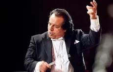 علی رهبری با ستاره نامدار چینی روی صحنه می‌رود