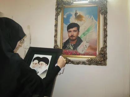 دانشجویان مشهدی برای خانه&zwnj;تکانی منزل مادران و همسران شهدا دست به&zwnj;کار شدند/ شهیدی که دانشجویان را واسطه تبریک به همسرش کرد!