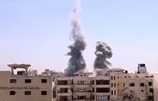 لحظه بمباران ساختمان مسکونی در محله تل الهوا در غزه توسط رژیم صهیونیستی