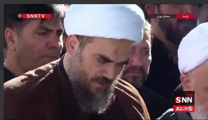 پدر شهیده زهرا محمدی گلپایگانی نوه ۱۴ ماهه رهبر شهید انقلاب اسلامی در لحظات اقامه نماز بر پیکر دخترش+ فیلم