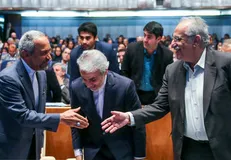 اصرار برماندن تیم اقتصادی دولت تاوان بزرگی خواهد داشت