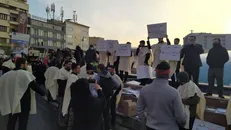 حضور دانشجویان کفن‌پوش در میدان انقلاب + فیلم و عکس