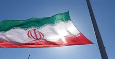 پرچم ۹۵ متری جمهوری اسلامی ایران در صالح‌آباد مهران به اهتزاز درآمد +فیلم