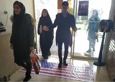 اگر پرچم آمریکا را از زیر پا برندارید، خومان برمی‌داریم