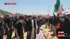 زائران بدرقه و نماز جماعت در میدان آزادی + فیلم