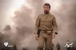 علی سرابی نقش شهید صیاد شیرازی و مارال بنی‌آدم نقش همسر او را در این فیلم بازی می‌کنند؛ سرابی پیش از این یکبار برای فیلم چ ابراهیم حاتمی‌کیا در نقش شهید چمران تست گریم شده بود که در نهایت این نقش به فریبرز عرب‌نیا رسید اما در نهایت برای بازی در نقش شهید صیاد شیرازی انتخاب شد. مارال بنی‌آدم نیز سال گذشته برای بازی در نقش پروین اعتصامی سیمرغ بهترین بازیگر نقش اول زن را دریافت کرد.

هومن برق‌نورد، نادر سلیمانی، محمدرضا هدایتی، ایوب آقاخانی، خیام وقار کاشانی، حامد شیخی، رز رضوی و… از بازیگران این فیلم هستند.