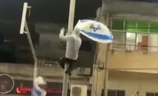 فیلم/ پایین کشیدن پرچم منحوس رژیم صهیونیستی توسط جوان فلسطینی