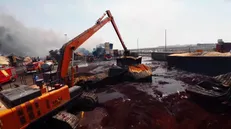 لکه‌گیری آتش در بندر شهید رجایی بندرعباس همچنان ادامه دارد+فیلم
