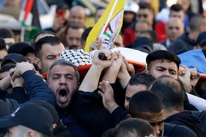 توزیع شیرینی پس از عملیات قدس/ تشییع پیکر شهید فلسطینی در نابلس+ عکس