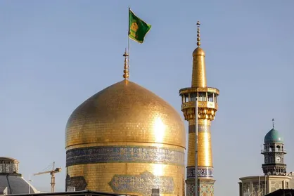 تعویض پرچم گنبد حرم مطهر رضوی+ فیلم و عکس