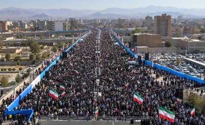 افتتاح پل شهدای خلبان همراه با پیاده&zwnj;روی ۲۳۰ هزار نفری مردم کرمان / بزرگترین پل سگمنتال جنوب شرق کشور پس از ۱۱ سال به بهره&zwnj;برداری رسید + فیلم