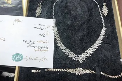 زن&zwnj;های ایرانی با طلاهایشان به میدان حمایت از جبهه مقاومت آمدند