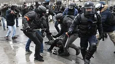بازداشت خشونت آمیز دانشجویان طرفدار فلسطین در فرانسه+فیلم