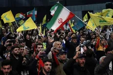 شادی مردم شهر صور هنگام عبور موشک های ایرانی بر فراز آسمان لبنان