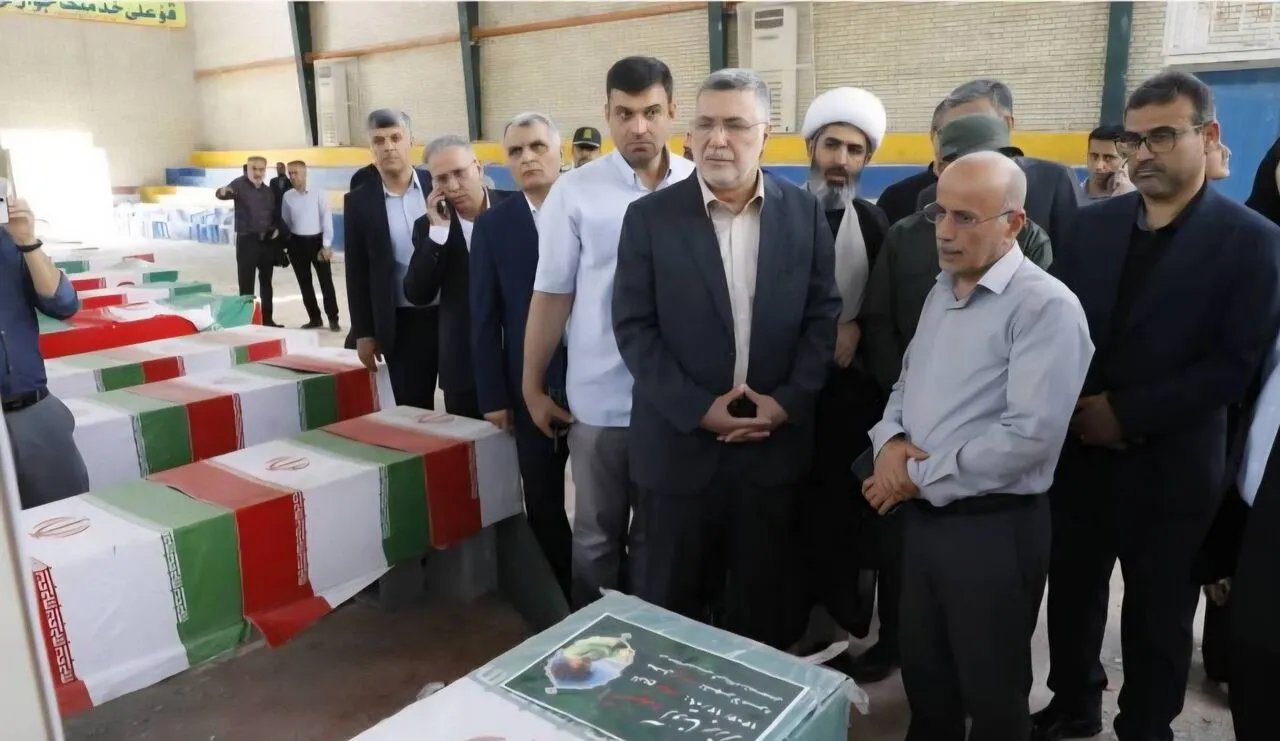حضور وزیر بهداشت در معراج شهدای لامرد؛ ادای احترام به ۲۱ شهید جنایت موشکی