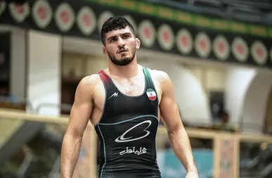 اهدای مدال نقره محمد نخودی به نماینده فدراسیون کشتی